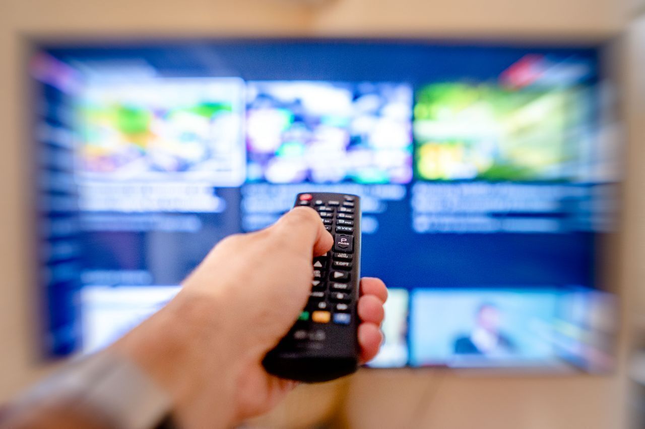 Szukasz kablówki w Piotrkowie Trybunalskim Zobacz czym różni się klasyczna telewizja od oglądania kanałów przez internet