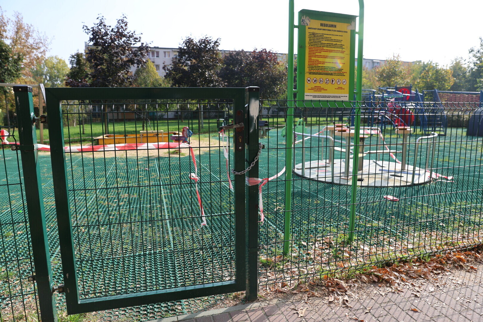 Bezpieczeństwo placów zabaw w Piotrkowie po wypadku sześciolatka na karuzeli