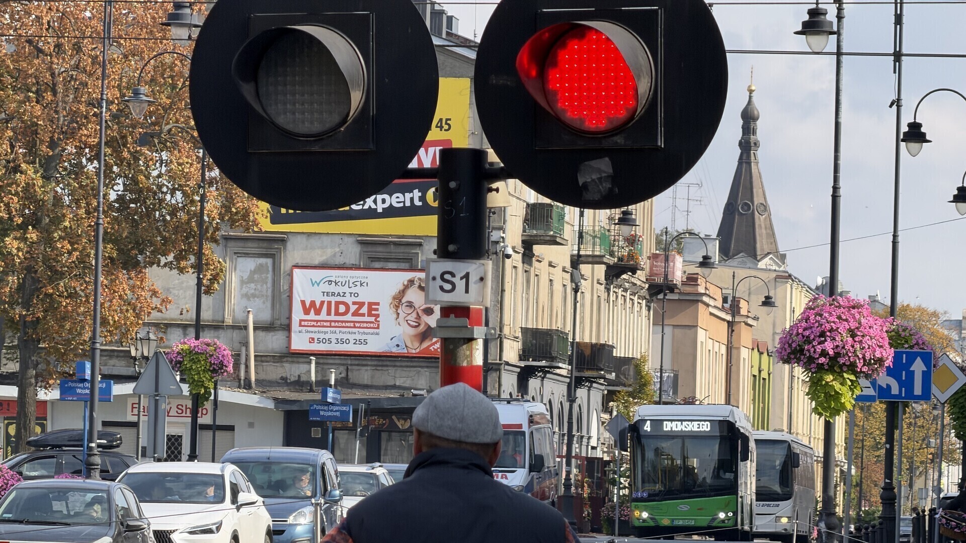Policja kontroluje kierowców przy przejeździe kolejowym na ul. Słowackiego w Piotrkowie