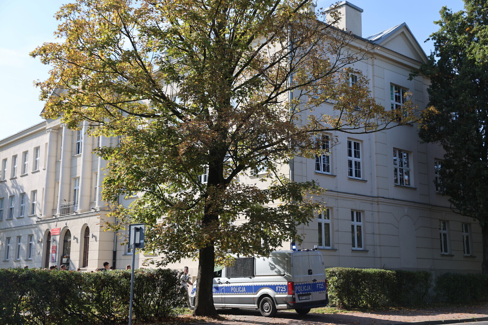 Alarmy bombowe w Piotrkowie i powiecie piotrkowskim. 7 zgłoszeń policja potwierdza kaskadową wysyłkę