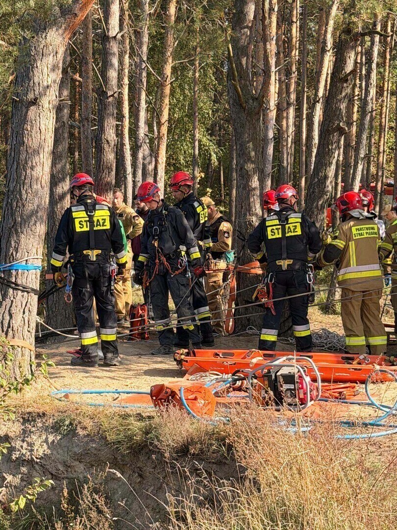 Ćwiczenia strażaków na zbiorniku Wapienniki. Samochód zawisł nad wodą