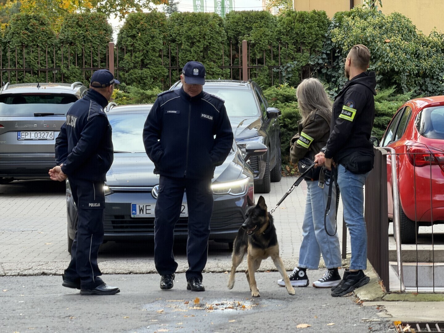 Bezpieczeństwo szkół w Piotrkowie i powiecie piotrkowskim. Policja patroluje placówki szkoły wprowadzają dodatkowe zabezpieczenia
