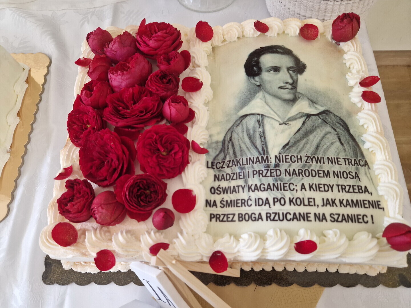 III Liceum Ogólnokształcące im. Juliusza Słowackiego w Piotrkowie Trybunalskim świętuje 70-lecie istnienia. Jubileuszowa gala zgromadziła absolwentów nauczycieli i przedstawicieli władz a program uroczystości obejmował film o historii szkoły spektakl oraz koncert absolwentów
