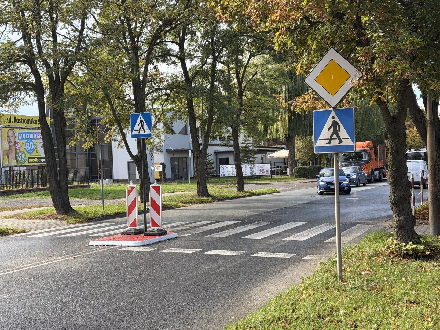 Piotrków Trybunalski. Wysepka na Dmowskiego. Czy na skrzyżowaniu z Kostromską powstanie minirondo