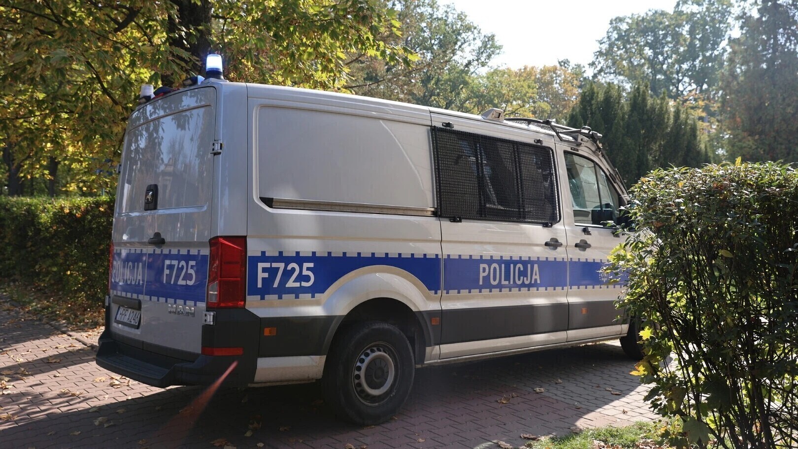 Alarmy bombowe w Piotrkowie i powiecie piotrkowskim. 13 placówek otrzymało wiadomości policja wszczęła śledztwo