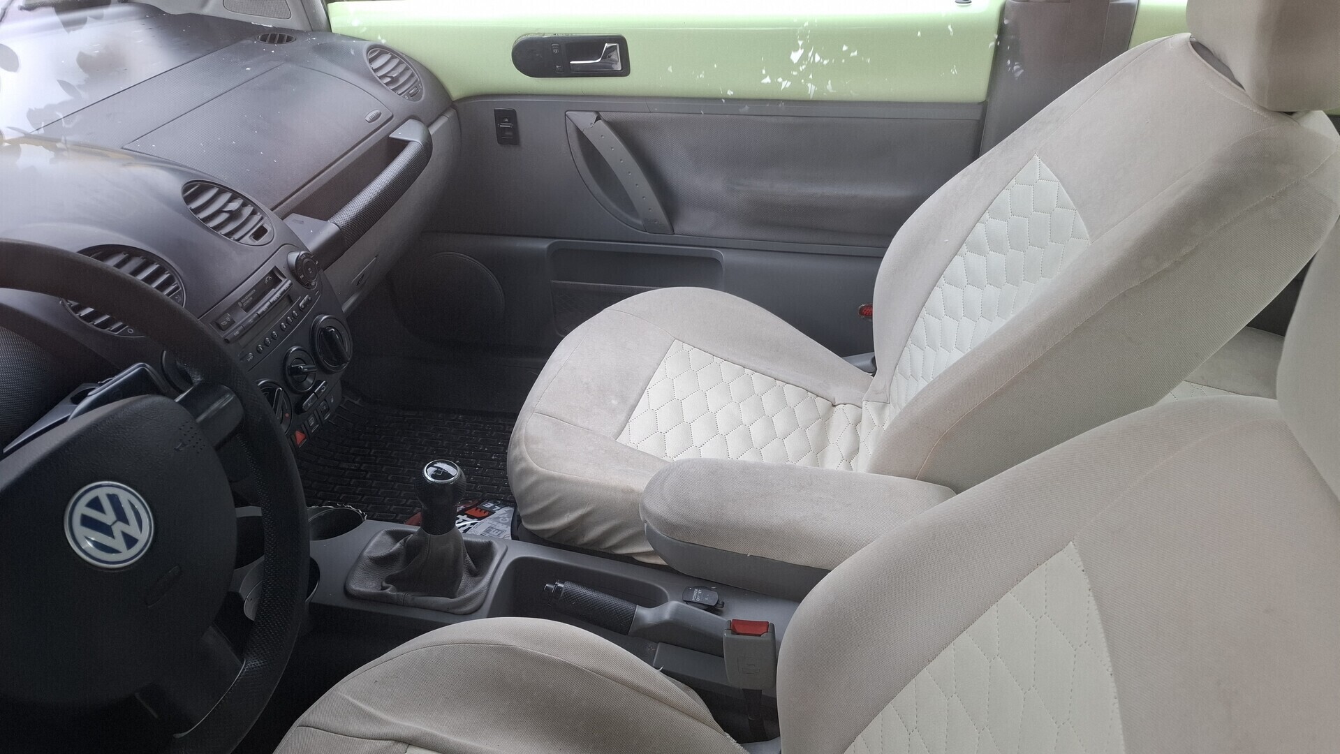Kilkadziesiąt interwencji w sprawie nieużywanych samochodów w Piotrkowie. Nie wystarczy że auto stoi długo