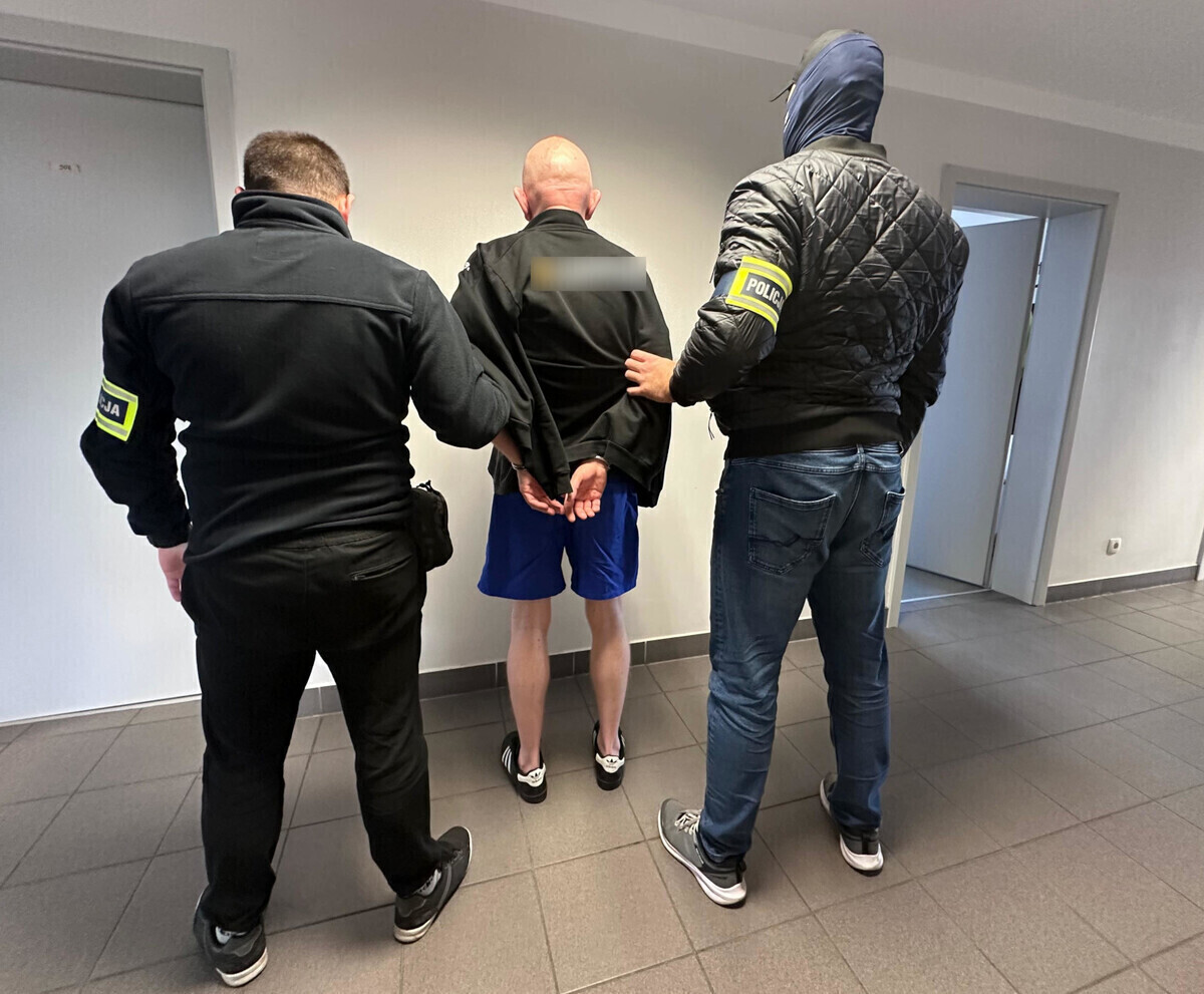 Fałszywy policjant na parkingu przy ul. Łódzkiej w Piotrkowie. 49-latek usłyszał zarzut