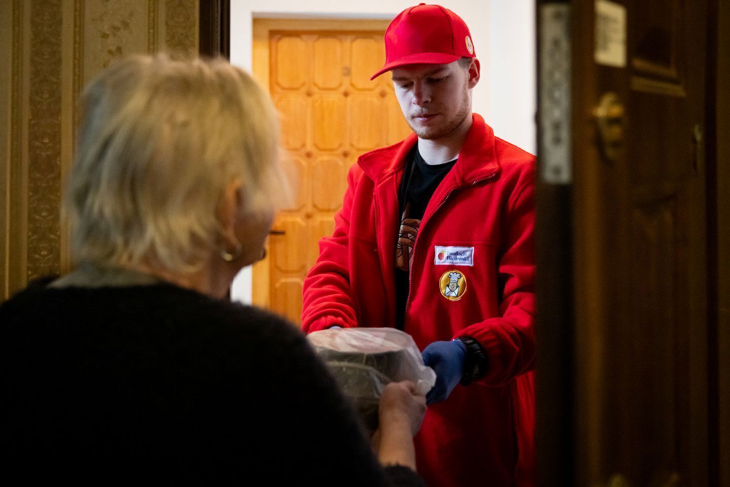 Fundacja Biedronki nie czekają na obiad. Czekają na kogoś w drzwiach. Nowe badanie pokazuje czego naprawdę potrzebują samotni seniorzy