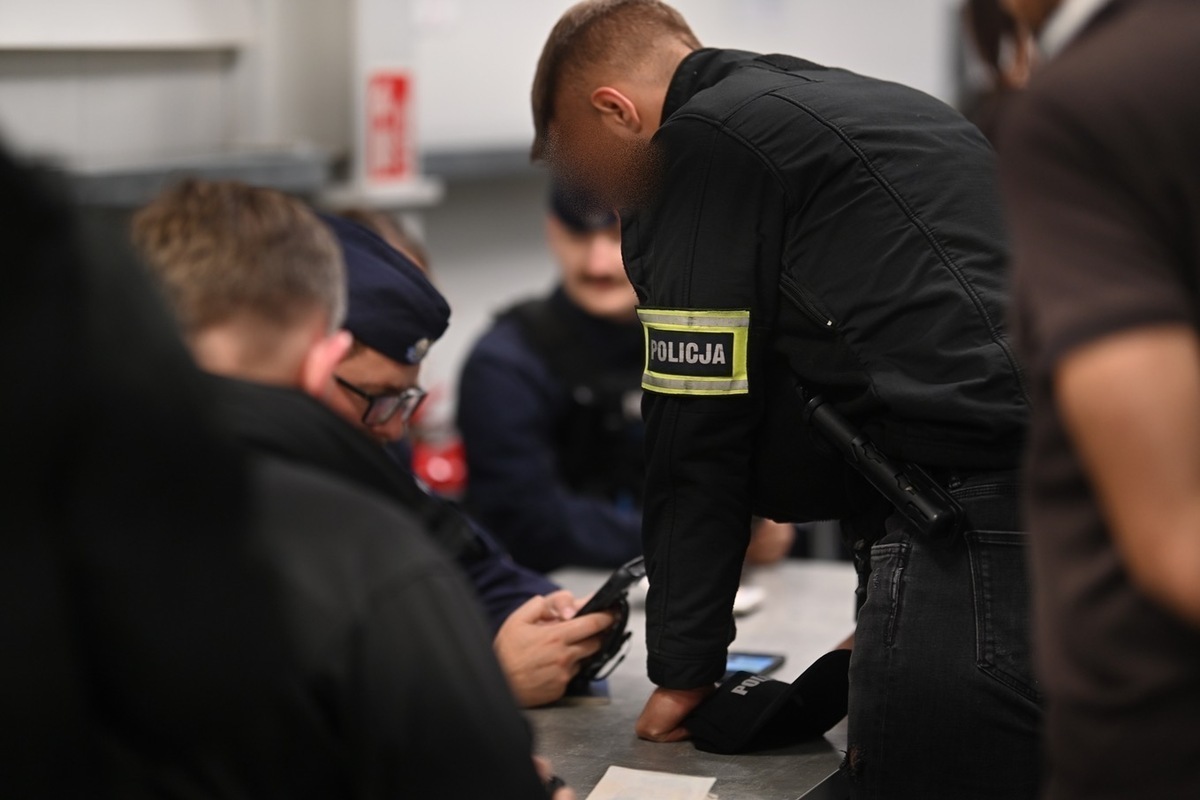 Policyjna obława w Łódzkiem. Zatrzymano 142 osoby. Jeden z mężczyzn ukrył się pod kołdrą