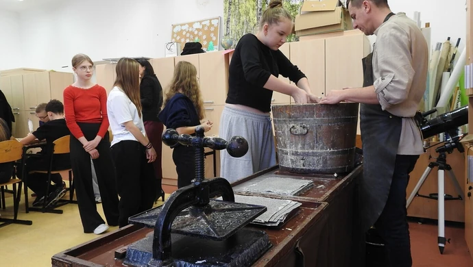 Tradycja i kreatywność w Gminie Aleksandrów – uczniowie poznawali sztukę czerpania papieru