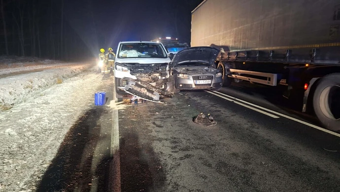 Groźny wypadek na DK12 w Poniatowie. Zderzyły się bus, ciężarówka i auto osobowe