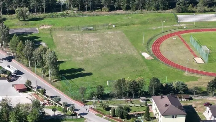 Powstanie pełnowymiarowe boisko ze sztuczną nawierzchnią