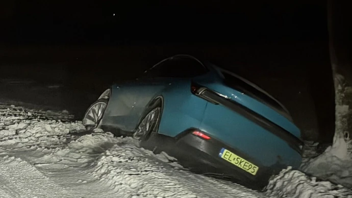 Nowiutka Tesla w rowie. Ślisko na drogach regionu, seria kolizji