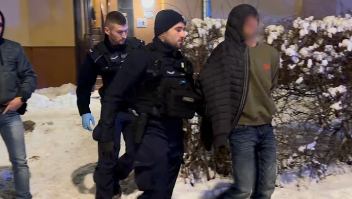 Zabarykadował się z rodziną w mieszkaniu. Strażacy wyważyli drzwi