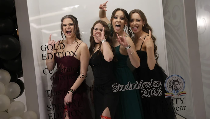 Przepiękny bal! Studniówka maturzystów II LO w Piotrkowie. ZDJĘCIA