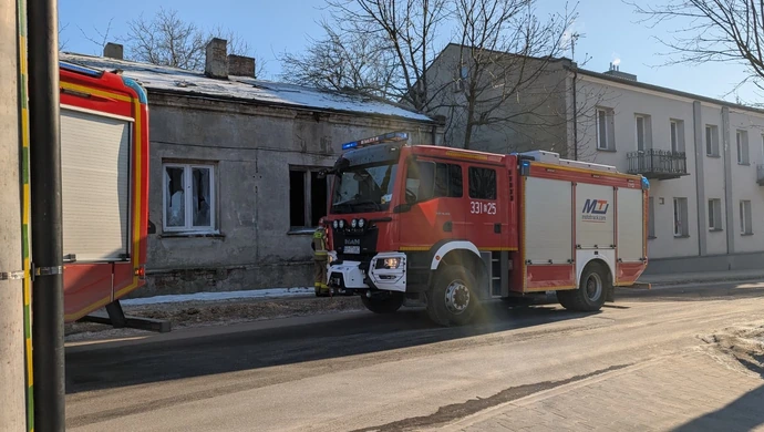 Staż pojechała do pożaru pustostanu. Bezdomni rozpalili ognisko