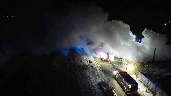 Płonie tartak w Piotrkowie. Świadkowie mówią o wybuchach tuż przed pożarem ZDJĘCIA