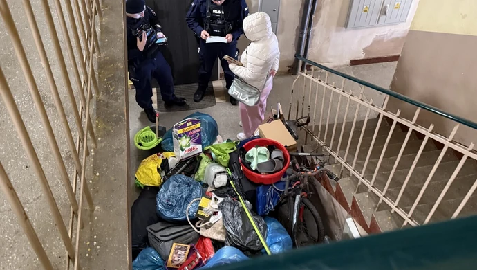 Czy tak wolno eksmitować? Rzeczy na klatce, lokatorzy bez dachu nad głową