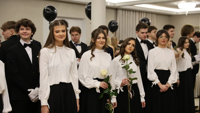 Bal pełen elegancji i emocji. Studniówka I LO w Piotrkowie