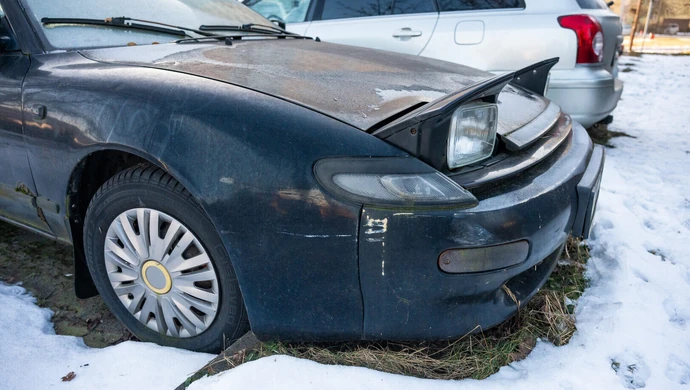 Bełchatów usuwa porzucone wraki samochodowe