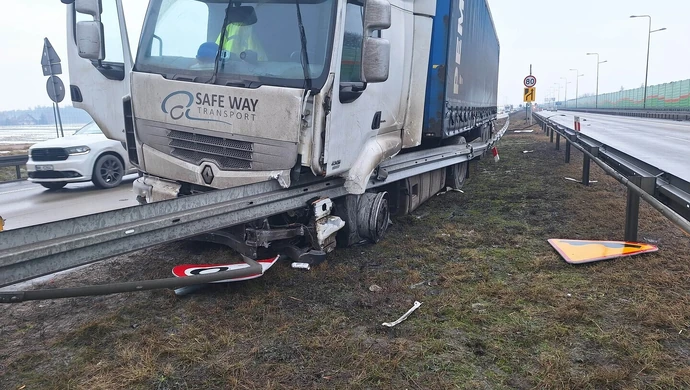 TIR uderzył w bariery na S8. Utrudnienia w kierunku Warszawy