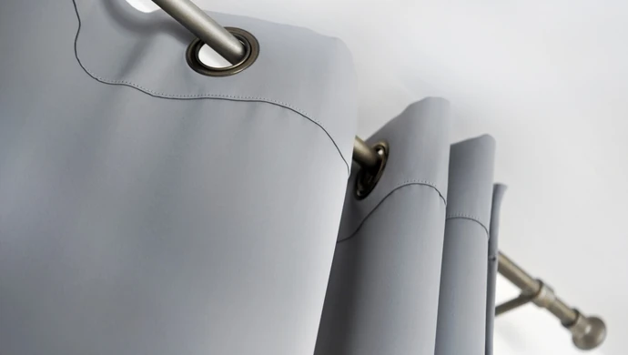 Zasłony na przelotkach – nowoczesny sposób na łatwe upięcie tkanin