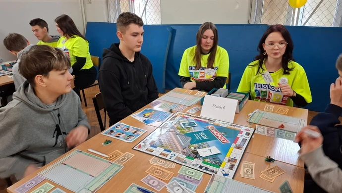 Monopoly, które uczy ekonomii. III edycja turnieju w ZSP nr 5 w Piotrkowie Trybunalskim