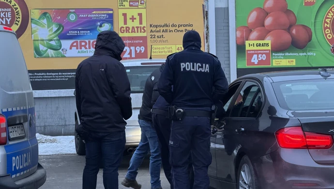 Uciekła podczas policyjnej kontroli, wiozła dzieci. Miała prawie promil