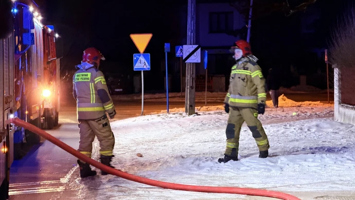 Pożar domu przy Kostromskiej. Jedna osoba zatruła się dymem