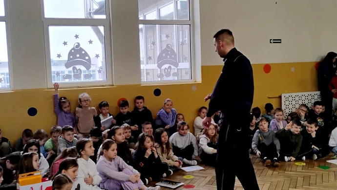 Bezpieczne ferie, cyberzagrożenia i hejt. Spotkanie młodzieży z policją