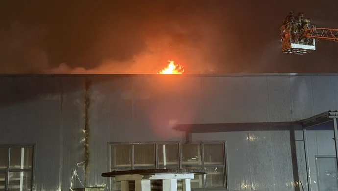 Groźny pożar hurtowni przy Dmowskiego. Straty będą ogromne ZDJĘCIA