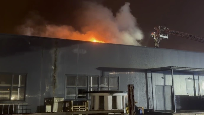 Groźny pożar hurtowni przy Dmowskiego. Straty będą ogromne ZDJĘCIA