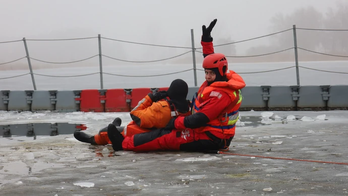 Strażacy ćwiczyli ratownictwo lodowe na Bugaju. „To jedne z najtrudniejszych akcji”