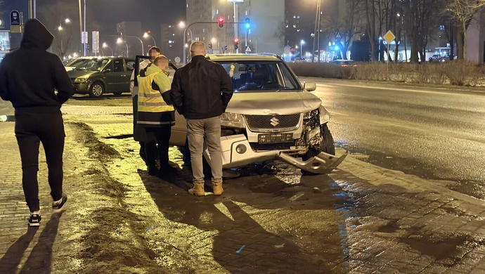 Mercedes nie ustąpił pierwszeństwa i zderzył się z Suzki