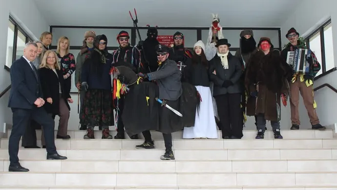 Tradycja wciąż żywa — zapustnicy w Urzędzie Gminy w Grabicy