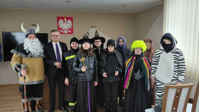 Ostatkowa tradycja podtrzymana – wizyta przebierańców w Urzędzie Gminy w Moszczenicy