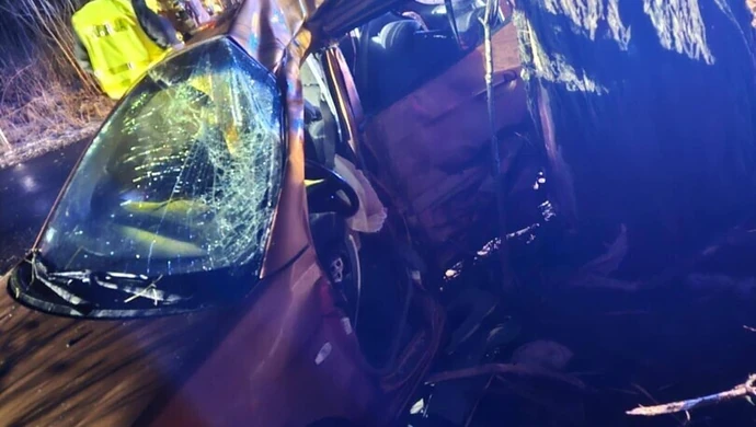 Śmiertelny wypadek pod Piotrkowem. Auto uderzyło w drzewo, nie żyje kobieta
