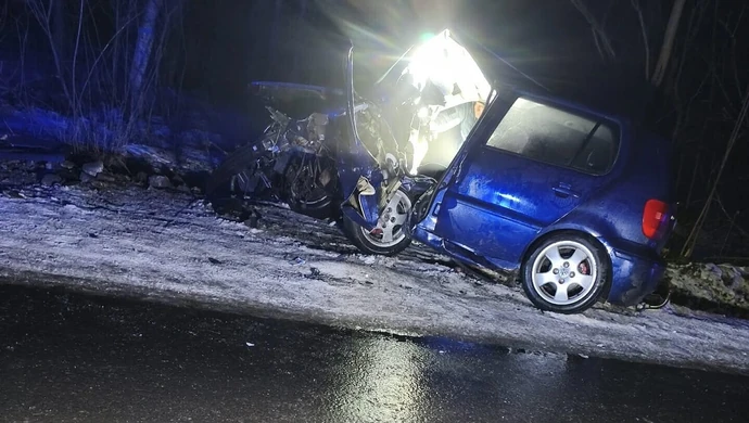Czarna seria na drogach. Auto rozbite na drzewie, kierowca w ciężkim stanie