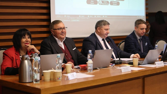 Ile zarabiają nauczyciele w Piotrkowie? XXXI sesja Rady Miasta [Na żywo]