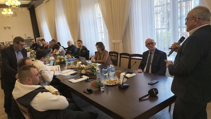 „Ludzie, miejcie litość nad nami rolnikami. Nie róbcie z nas baranów. Emocje na spotkaniu w sprawie ASF