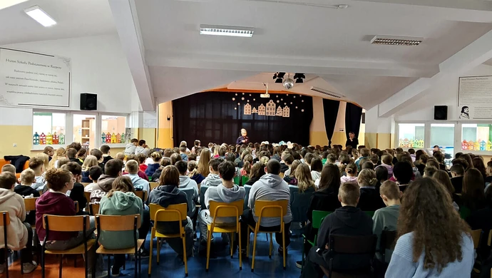Profilaktyka hejtu i przemocy rówieśniczej. Spotkanie policjantów z uczniami