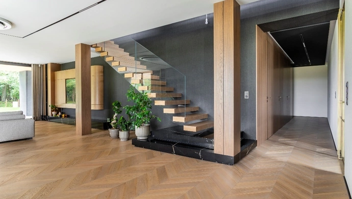 Podłogi drewniane i panele winylowe – trwałość i styl