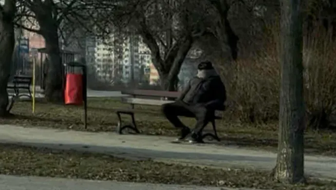 Miał onanizować się pod Biedronką i gonić z nożem. Zamaskowany mężczyzna zaczepia kobiety i dzieci w Piotrkowie 