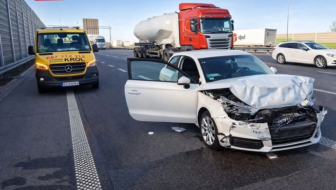  24-latka wjechała w ciężarówkę na A1 pod Piotrkowem. Były duże utrudnienia w kierunku Katowic