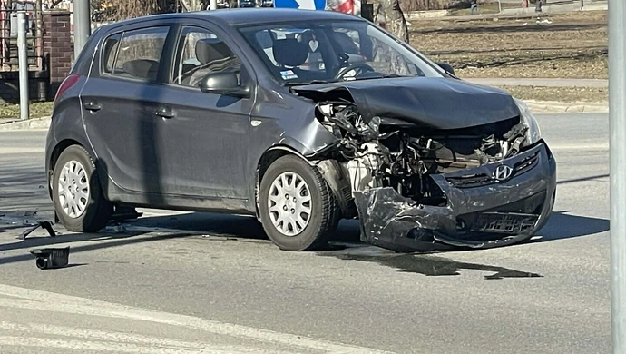 Groźnie na skrzyżowaniu 3 Maja i Kopernika. Zderzyły się dwa samochody 
