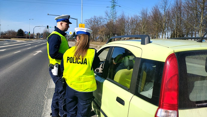 Policyjne akcje „Łapki na kierownicę” oraz „Patrz i słuchaj”