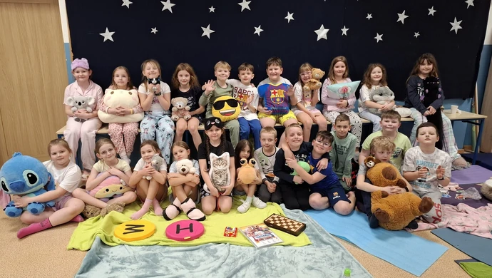 Pidżama party w Szkole Podstawowej nr 12 w Piotrkowie – wieczór pełen zabawy i integracji