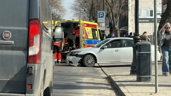 Wyjechał wprost pod motocykl. Jedna osoba trafiła do szpitala 