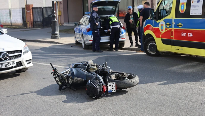 Wyjechał wprost pod motocykl. Jedna osoba trafiła do szpitala 
