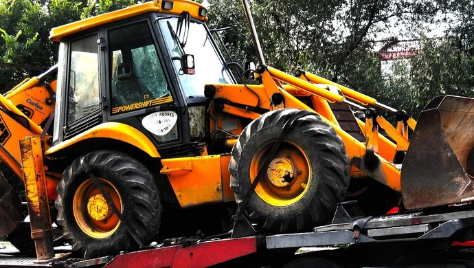 Przyczepy niskopodwoziowe: czym są, do czego służą i jak wybrać właściwy model?